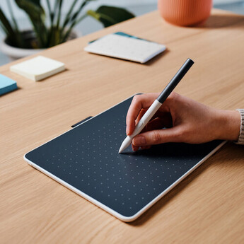 Wacom One M Bluetooth Creative Pen Tablet (White) — thumbnail 6
