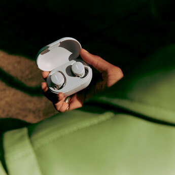 Bose QuietComfort Wireless Noise-Canceling Earbuds (White Smoke) — thumbnail 8