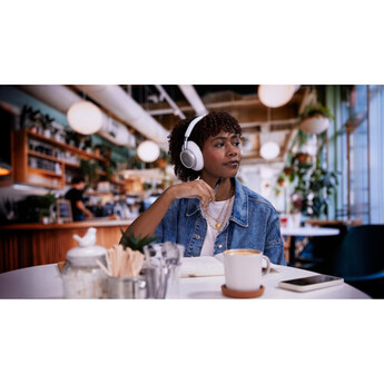 JBL Live 780NC Wireless Noise-Canceling Over-Ear Headphones (White) — thumbnail 8