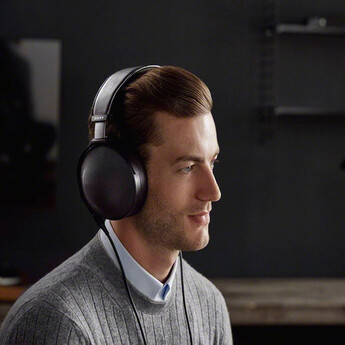 Sony MDR-Z1R Closed-Back Over-Ear Headphones — thumbnail 16