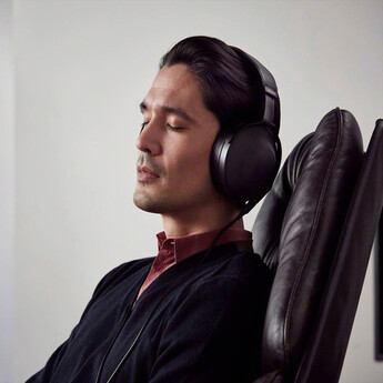 Sony MDR-Z1R Closed-Back Over-Ear Headphones — thumbnail 17