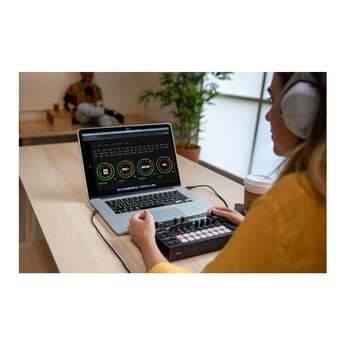 Roland MC-101 Compact Portable Four-Track 16 RGB Pads 64 Clips Groovebox — thumbnail 7