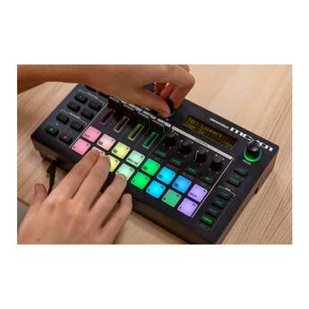 Roland MC-101 Compact Portable Four-Track 16 RGB Pads 64 Clips Groovebox — thumbnail 8