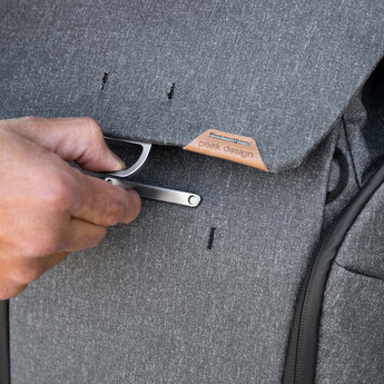 Peak design Everyday Backpack v2 (30L, Charcoal) — thumbnail 14
