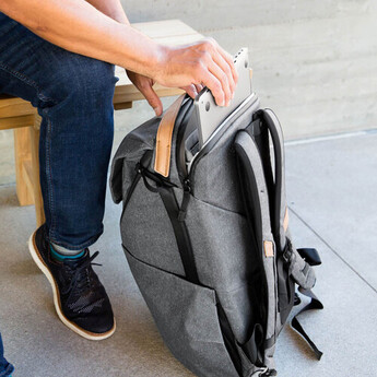 Peak design Everyday Backpack v2 (30L, Charcoal) — thumbnail 22