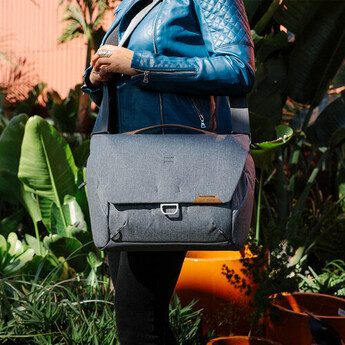Peak design Everyday Messenger v2 (13L, Ash) — thumbnail 11