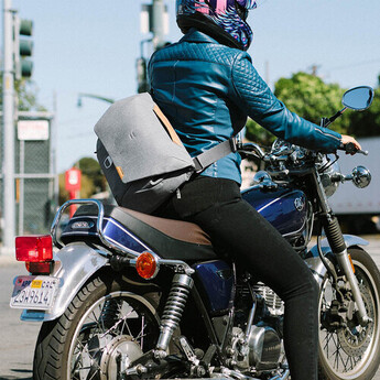 Peak design Everyday Messenger v2 (13L, Ash) — thumbnail 13