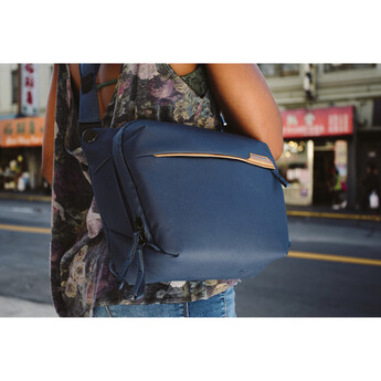 Peak design Everyday Sling v2 (6L, Midnight) — thumbnail 17