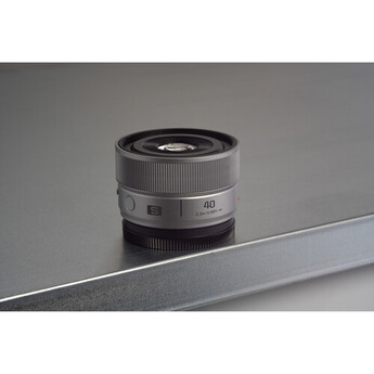 Panasonic LUMIX S 40mm f/2 Lens (Silver) — thumbnail 4